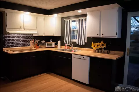 Kitchen - 415 Sherwood Park Dr, Springfield, OH 45505 photo 1 of 2