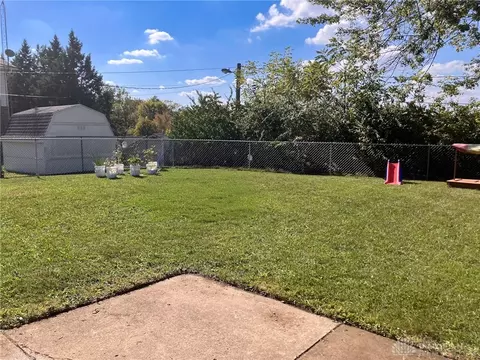 Exterior - 415 Sherwood Park Dr, Springfield, OH 45505 photo 6 of 9