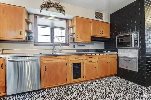 Kitchen - 709 Shrine Rd, Springfield, OH 45504 photo 4 of 6