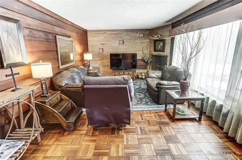 Living - 709 Shrine Rd, Springfield, OH 45504 photo 4 of 7