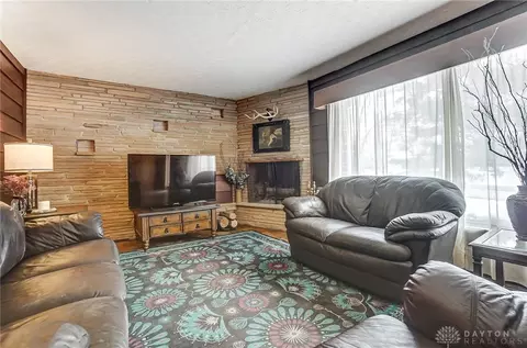 Living - 709 Shrine Rd, Springfield, OH 45504 photo 2 of 7