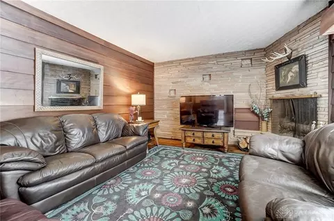 Living - 709 Shrine Rd, Springfield, OH 45504 photo 3 of 7