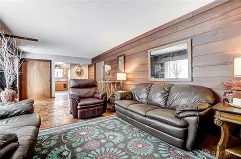 Living - 709 Shrine Rd, Springfield, OH 45504 photo 6 of 7