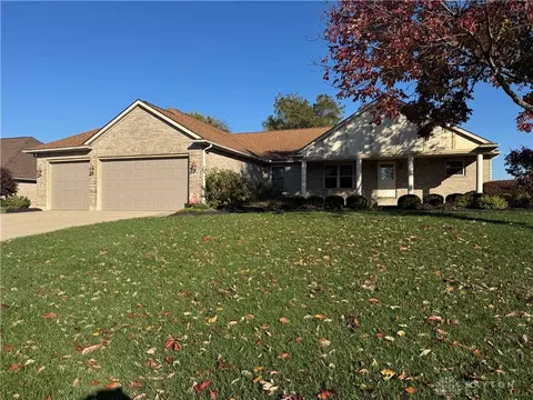 912 Golden Beech Dr, Brookville, OH 45309