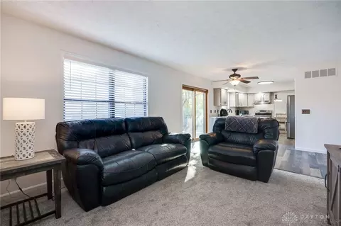 Living - 20 Cinnamon Ct, Springboro, OH 45066 photo 2 of 4