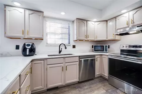 Kitchen - 20 Cinnamon Ct, Springboro, OH 45066 photo 3 of 6
