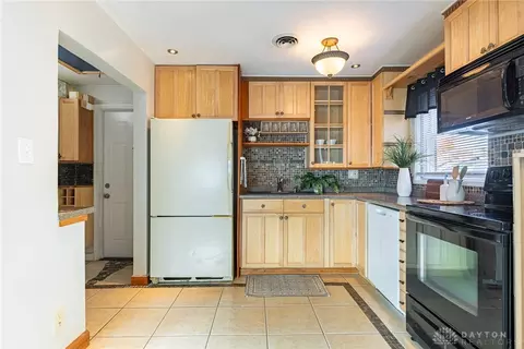 Kitchen - 2525 Oakley Ave, Kettering, OH 45419 photo 2 of 3