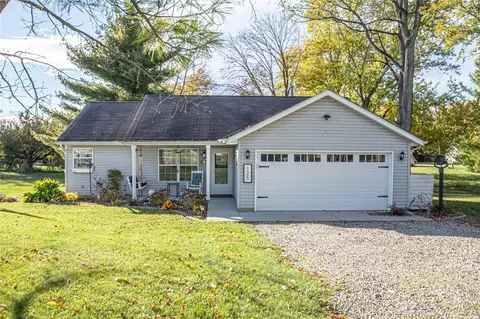 125 Saxon Dr, Eaton, OH 45320
