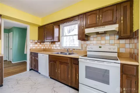 Kitchen - 94 Circle Dr, Fairborn, OH 45324 photo 2 of 6