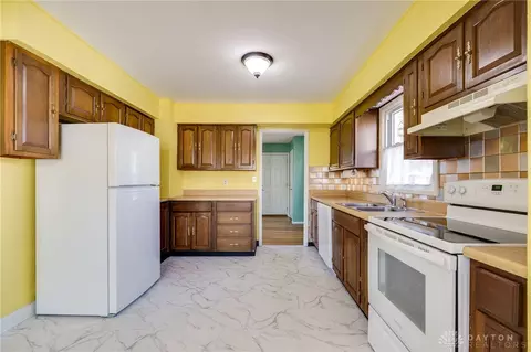 Kitchen - 94 Circle Dr, Fairborn, OH 45324 photo 5 of 6