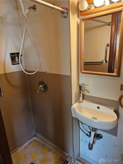 Bath - 520 E Northern Ave, Springfield, OH 45503 photo 2 of 3