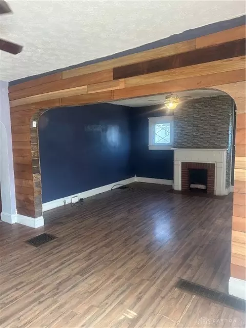 Living - 412 E Madison Ave, Springfield, OH 45503 photo 1 of 2