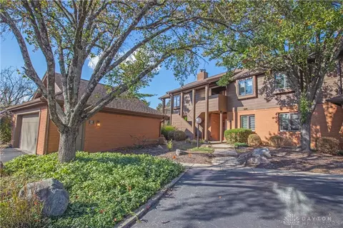 7035 Bluffs Dr, Washington Township, OH 45459