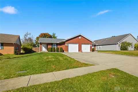 1073 Hunters Run Dr, Lebanon, OH 45036