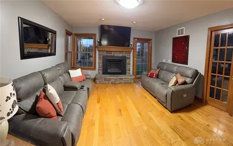 Living - 6421 Moorefield Rd, Springfield, OH 45502 photo 4 of 5
