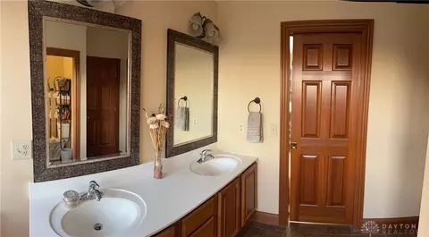 Bath - 6421 Moorefield Rd, Springfield, OH 45502 photo 3 of 6