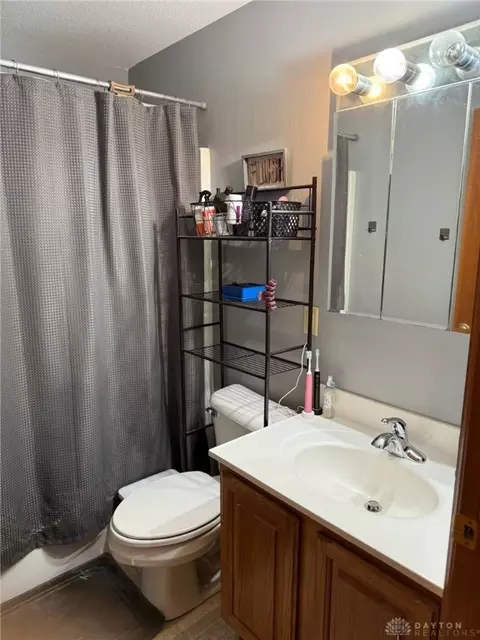 Bath - 6421 Moorefield Rd, Springfield, OH 45502 photo 5 of 6
