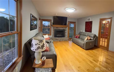 Living - 6421 Moorefield Rd, Springfield, OH 45502 photo 3 of 5