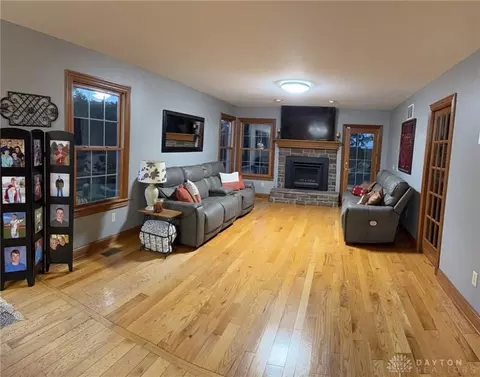 Living - 6421 Moorefield Rd, Springfield, OH 45502 photo 5 of 5