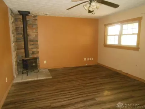 Living - 325 Larchmonte Ave, Springfield, OH 45503 photo 4 of 5