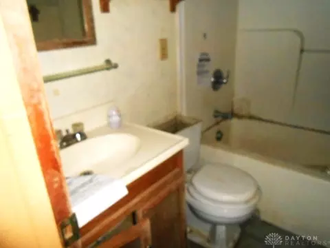 Bath - 325 Larchmonte Ave, Springfield, OH 45503 photo 1 of 2