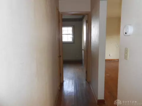 Entry Way - 325 Larchmonte Ave, Springfield, OH 45503 photo 2 of 4