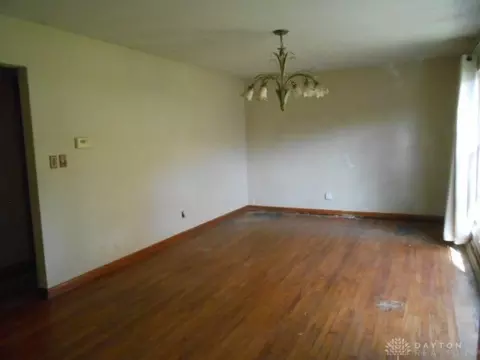 Living - 325 Larchmonte Ave, Springfield, OH 45503 photo 3 of 5