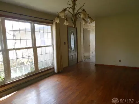 Living - 325 Larchmonte Ave, Springfield, OH 45503 photo 2 of 5
