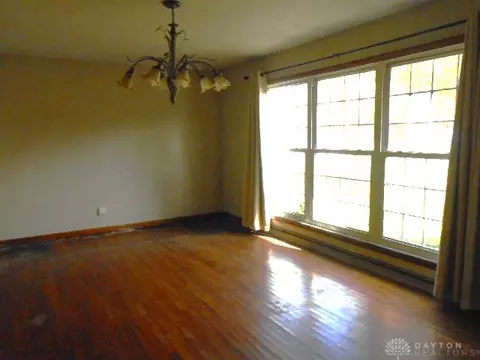 Living - 325 Larchmonte Ave, Springfield, OH 45503 photo 1 of 5