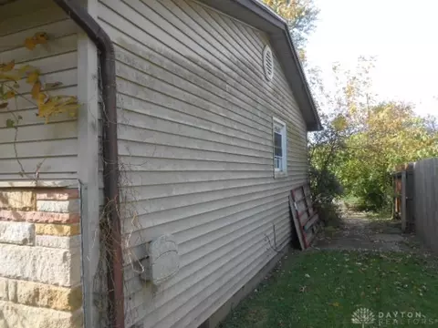 Exterior - 325 Larchmonte Ave, Springfield, OH 45503 photo 5 of 11