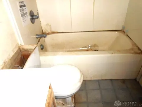 Bath - 325 Larchmonte Ave, Springfield, OH 45503 photo 2 of 2