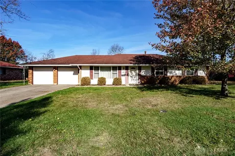2221 Bending Willow Dr, Kettering, OH 45440