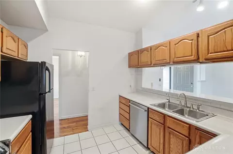 Kitchen - 551 Cottingwood Ct, Kettering, OH 45429 photo 3 of 4