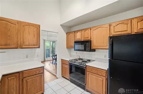 Kitchen - 551 Cottingwood Ct, Kettering, OH 45429 photo 4 of 4