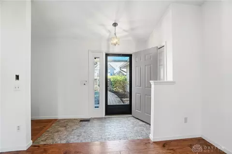 Entry Way - 551 Cottingwood Ct, Kettering, OH 45429 photo 1 of 7