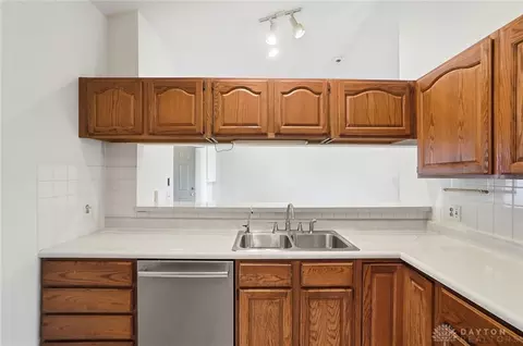 Kitchen - 551 Cottingwood Ct, Kettering, OH 45429 photo 2 of 4