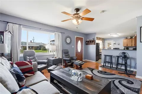 Living - 532 Gruen Dr, Springfield, OH 45505 photo 2 of 3