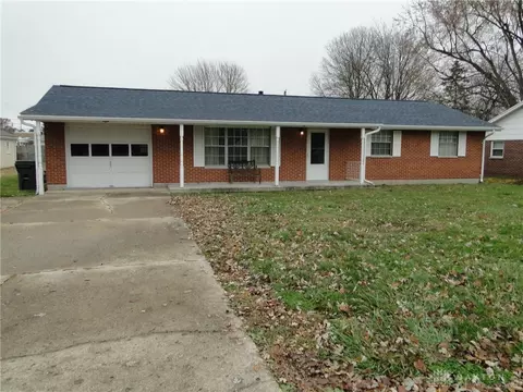 8 Maplewood Dr, Jamestown, OH 45335