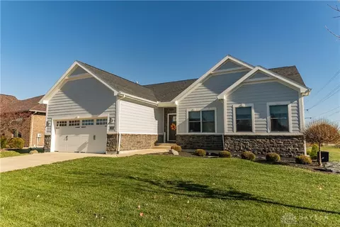 1018 Hunters Ridge Dr, Tipp City, OH 45371