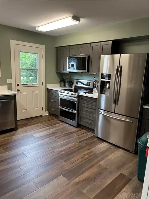 Kitchen - 571 Eagle Cir, Kettering, OH 45429 photo 9 of 10