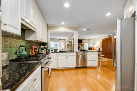 Kitchen - 571 Eagle Cir, Kettering, OH 45429 photo 3 of 10