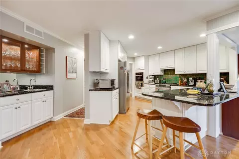 Kitchen - 571 Eagle Cir, Kettering, OH 45429 photo 5 of 10