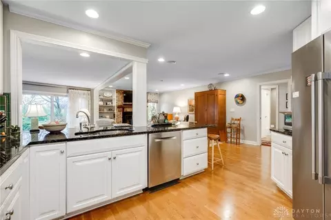 Kitchen - 571 Eagle Cir, Kettering, OH 45429 photo 6 of 10