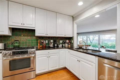 Kitchen - 571 Eagle Cir, Kettering, OH 45429 photo 2 of 10
