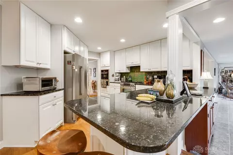Kitchen - 571 Eagle Cir, Kettering, OH 45429 photo 4 of 10