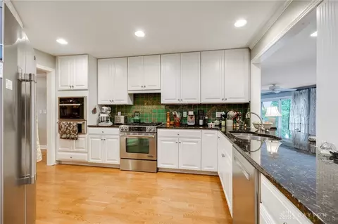 Kitchen - 571 Eagle Cir, Kettering, OH 45429 photo 7 of 10