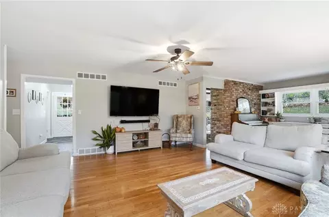 Living - 2919 Locust Dr, Springfield, OH 45504 photo 2 of 3