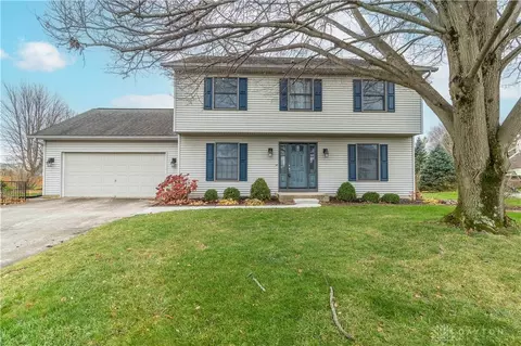830 Pinehurst Dr, Tipp City, OH 45371