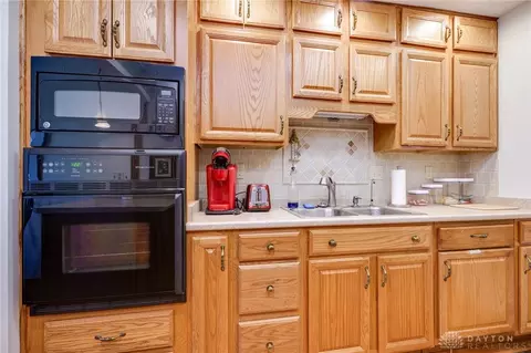 Kitchen - 6070 Hackamore Trl, Dayton, OH 45459 photo 3 of 4