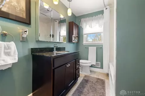 Bath - 1594 Mapleton Dr, Centerville, OH 45459 photo 3 of 5